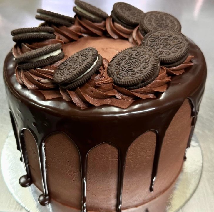 Perroni Oreo Chocolate Drip Cake