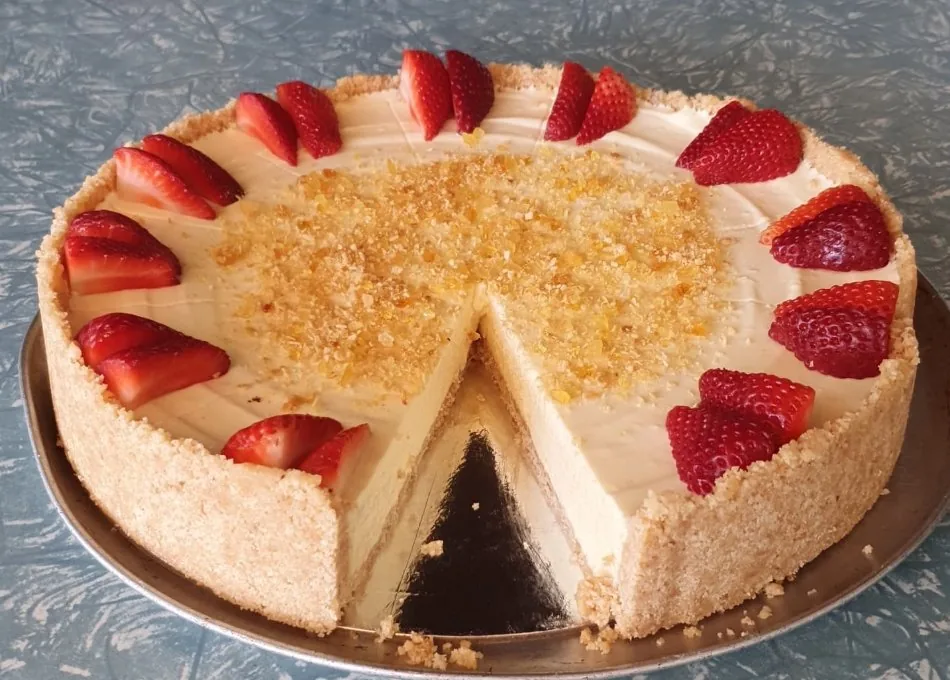 Baked cheesecake topped with glazed fresh strawberries